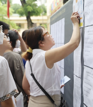 Tỷ lệ trúng lớp 10 công lập thấp, phụ huynh chọn trường xa nhà để con tăng cơ hội đỗ