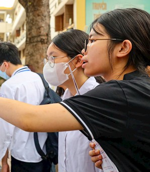 Áp lực thi lớp 10 ở Hà Nội: Phụ huynh, học sinh "nín thở" vì căng thẳng