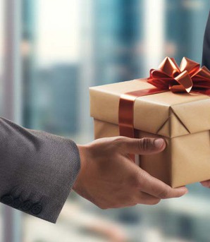 Phụ huynh "khẩu chiến" vì quà tri ân cuối cấp