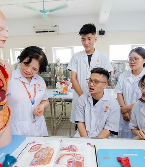 Học phí ngành Y Dược tăng mạnh: "Giấc mơ áo trắng" trở thành nỗi lo của cha mẹ