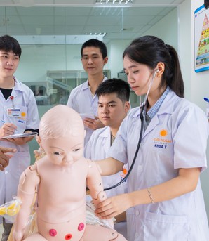 Xét tuyển ngành Y có môn Văn, Sử: Nguy cơ "tuyển sinh một đường, đào tạo một nẻo"