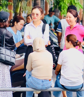 TPHCM: Xúc động mẹ đơn thân sát cánh bên con trong kỳ thi tuyển vào lớp 10