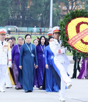 Đoàn Đại biểu dự Đại hội Phụ nữ toàn quốc lần thứ XIV vào Lăng viếng Chủ tịch Hồ Chí Minh