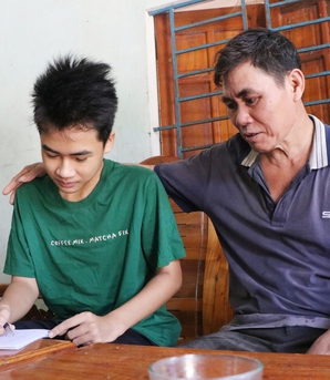 "Gà trống nuôi con": Những người cha gánh cả yêu thương còn thiếu