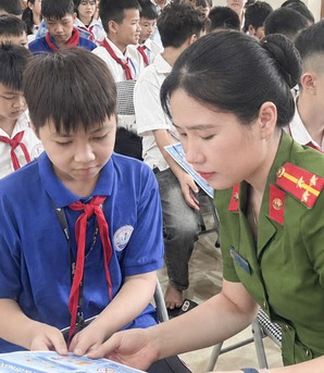 Nữ cảnh sát hình sự mang ánh sáng công lý xoa dịu nỗi đau con trẻ
