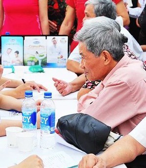 Miễn phí bảo hiểm y tế cho người từ 65 tuổi: "Tấm đệm an sinh" từ những điều bình dị
