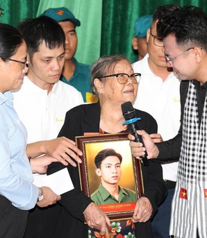 Ôm di ảnh phục dựng của chồng sau gần 60 năm, vợ liệt sĩ bật khóc