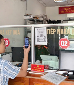 Công an xã Mỹ Đức triển khai mô hình "Quét mã QR - Chấm điểm công vụ"