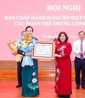Trung ương Hội LHPN Việt Nam nhận Huân chương Lao động Hạng Ba về thành tích thực hiện tinh gọn bộ máy