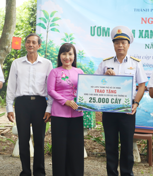 Hội LHPN TPHCM trao tặng 25.000 cây xanh cho Trường Sa