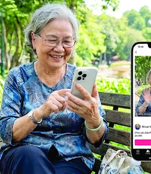 Người già bước vào thế giới số