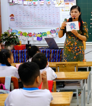 Đưa tiếng Anh thành môn học bắt buộc từ lớp 1: Triển khai không dễ