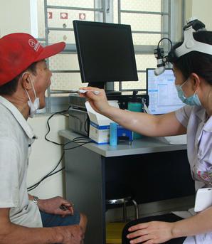 Hà Nội thu hút bác sĩ về trạm y tế, tạo điều kiện để người dân tiếp cận các dịch vụ y tế kỹ thuật cao 