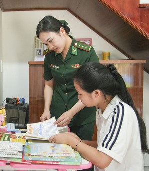 5 năm làm "con nuôi" Đồn Biên phòng, cô học trò có thêm điểm tựa đến trường
