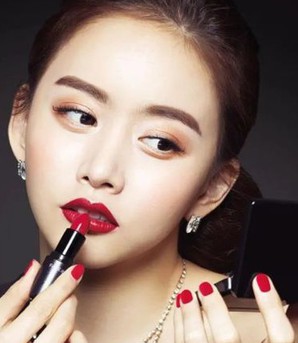 Đừng bắt thỏi son nói lời xin lỗi!