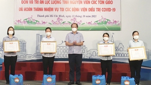 Tình nguyện viên tôn giáo xoa dịu nỗi đau, động viên tinh thần các bệnh nhân Covid-19