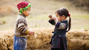 Bênh con quá, hóa “bán” láng giềng gần