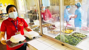 Những lão bà hết mình vì cộng đồng