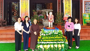 Hội LHPN Việt Nam chúc mừng Ni sư và Phật tử tại chùa Hòa Mạc nhân Đại lễ Phật đản