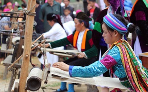 Tâm huyết với việc gìn giữ nghề dệt lanh của người Mông
