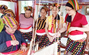 Thanh Hóa: Phụ nữ Như Thanh cùng nhau khôi phục nghề thêu, dệt thổ cẩm