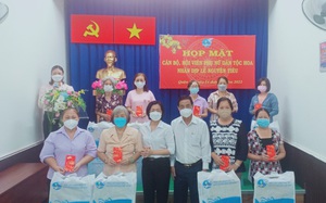 TPHCM: Tặng quà cán bộ, hội viên phụ nữ dân tộc Hoa có hoàn cảnh khó khăn