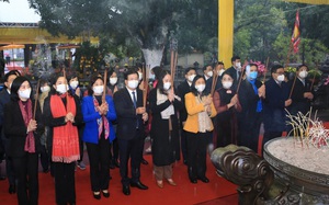 Lãnh đạo Hội LHPN Việt Nam tham gia Lễ dâng hương kỷ niệm 1982 năm Khởi nghĩa Hai Bà Trưng