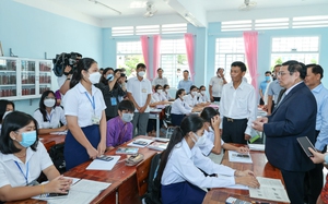 Thủ tướng thăm, động viên thầy trò Trường dân tộc nội trú Huỳnh Cương tại TP Sóc Trăng
