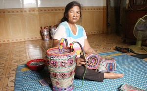 Người phụ nữ dân tộc Jrai biến phế liệu thành sản phẩm mỹ nghệ