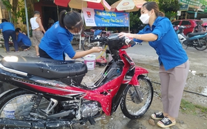 Các cô gái trẻ tình nguyện rửa xe gây quỹ cho trẻ em nghèo