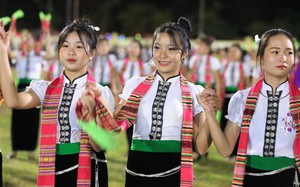 2.022 người dân tộc Thái tham gia màn Đại Xòe trong vở vũ kịch dân gian “Tinh hoa miền di sản”