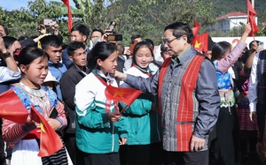 Thủ tướng chung vui Ngày hội Đại đoàn kết cùng đồng bào các dân tộc tỉnh Lai Châu