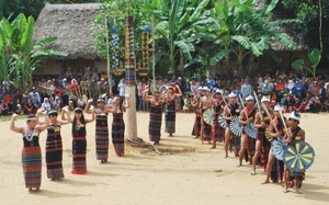 Đội múa “nhí” ở Bhờ Hồông