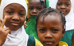 Châu Phi: Mối liên hệ giữa khoảng cách giáo dục và các nhóm tôn giáo