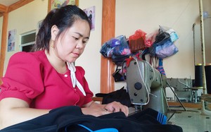 Người phụ nữ bỏ công việc ổn định gắn bó 12 năm để giữ nghề truyền thống của dân tộc Nùng