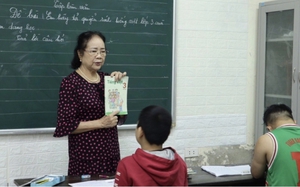 Bà giáo 70 tuổi dạy học miễn phí suốt 25 năm ở Thủ đô