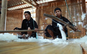 Phụ nữ người La Chí nhọc nhằn giữ nghề dệt 
