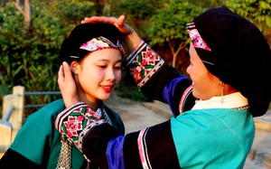 Phụ nữ Bố Y duy trì sản xuất và mặc trang phục dân tộc truyền thống 