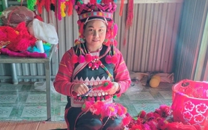 Khởi nghiệp với nghề may trang phục truyền thống của dân tộc Hà Nhì