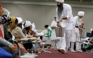Cộng đồng Sikh cung cấp bữa ăn miễn phí trong Đại hội Tôn giáo Thế giới