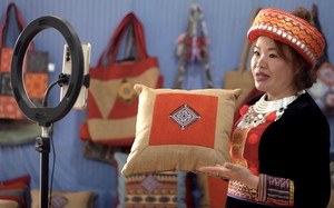 Nữ giám đốc người Dao đỏ biến những bài thuốc truyền thống và thổ cẩm thành hàng hóa giá trị
