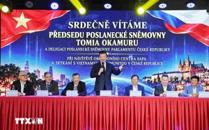 Chủ tịch Hạ viện Cộng hòa Séc thăm cộng đồng người Việt tại Praha