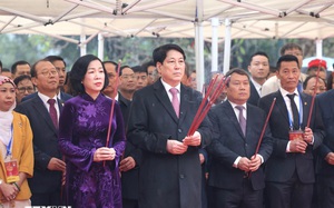 Chủ tịch nước Lương Cường cùng đại biểu kiều bào dâng hương tại Tượng đài Lý Thái Tổ và đền Ngọc Sơn