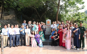 Overseas Vietnamese Delegation Pays Tribute to Fallen Border Soldiers and Donates Gifts to Students in Lạng Sơn