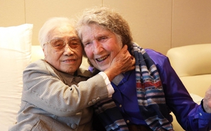 Former Vice President Nguyen Thi Binh receives American writer: Women bridging peace