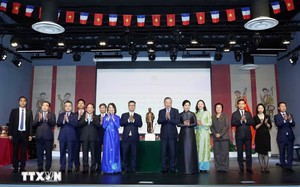 Top leader meets embassy staff, representatives of Vietnamese community in France