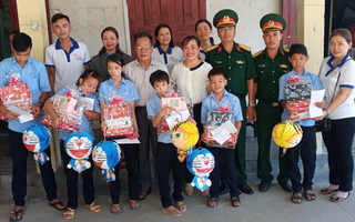 Quảng Ngãi: Hội LHPN huyện Sơn Tịnh trao quà Tết Trung thu cho trẻ em khuyết tật