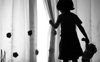 TPHCM: Nghi án bé gái 4 tuổi bị hàng xóm dâm ô rồi cho lon nước ngọt