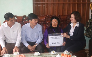 Thăm và tặng quà Mẹ Việt Nam anh hùng, trẻ mồ côi nhân dịp 90 năm thành lập Hội