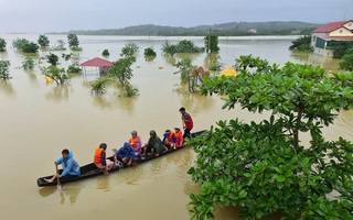 Quảng Bình: Hội viên phụ nữ tích cực hỗ trợ cứu hộ, cứu nạn người dân khỏi vùng lũ 